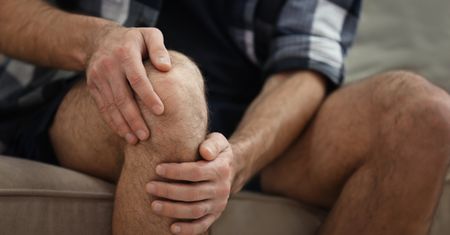Więzadło krzyżowe tylne – funkcja, budowa i objawy uszkodzenia