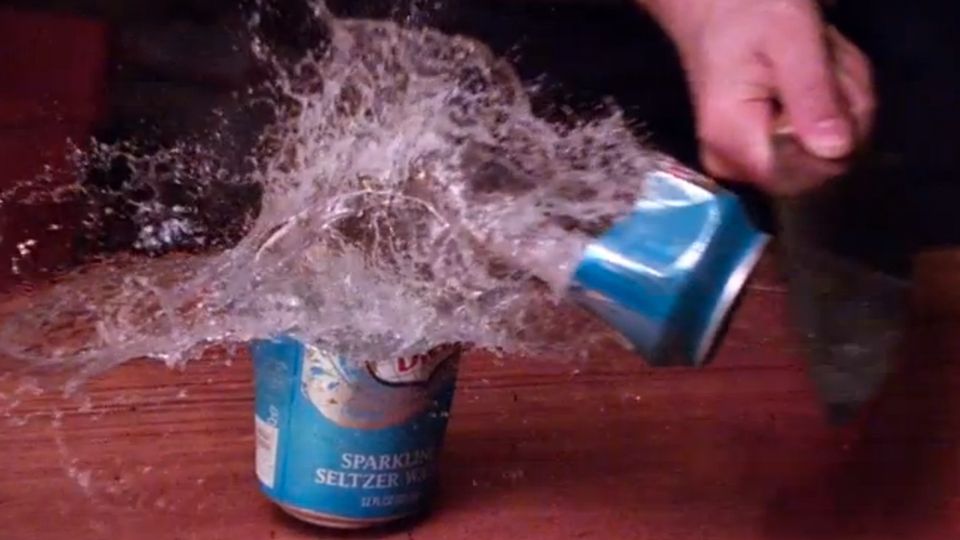 Puszki i butelki kontra superostry nóż. Zobacz to w zwolnionym tempie [wideo] 1