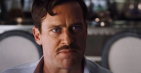 "Śmierć na Nilu". Nie mogli go wyciąć z filmu. "Kanibal" Armie Hammer zagrał siebie