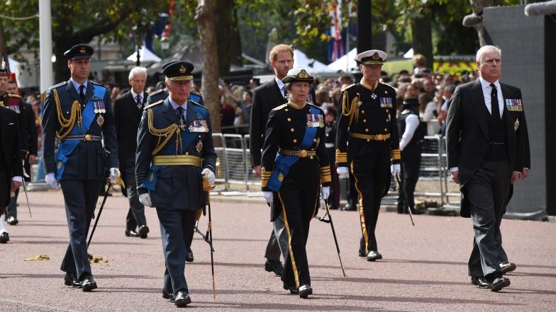 Król Karol III, księżniczka Anna, książę Edward, książę Andrzej, książę William i książę Harry