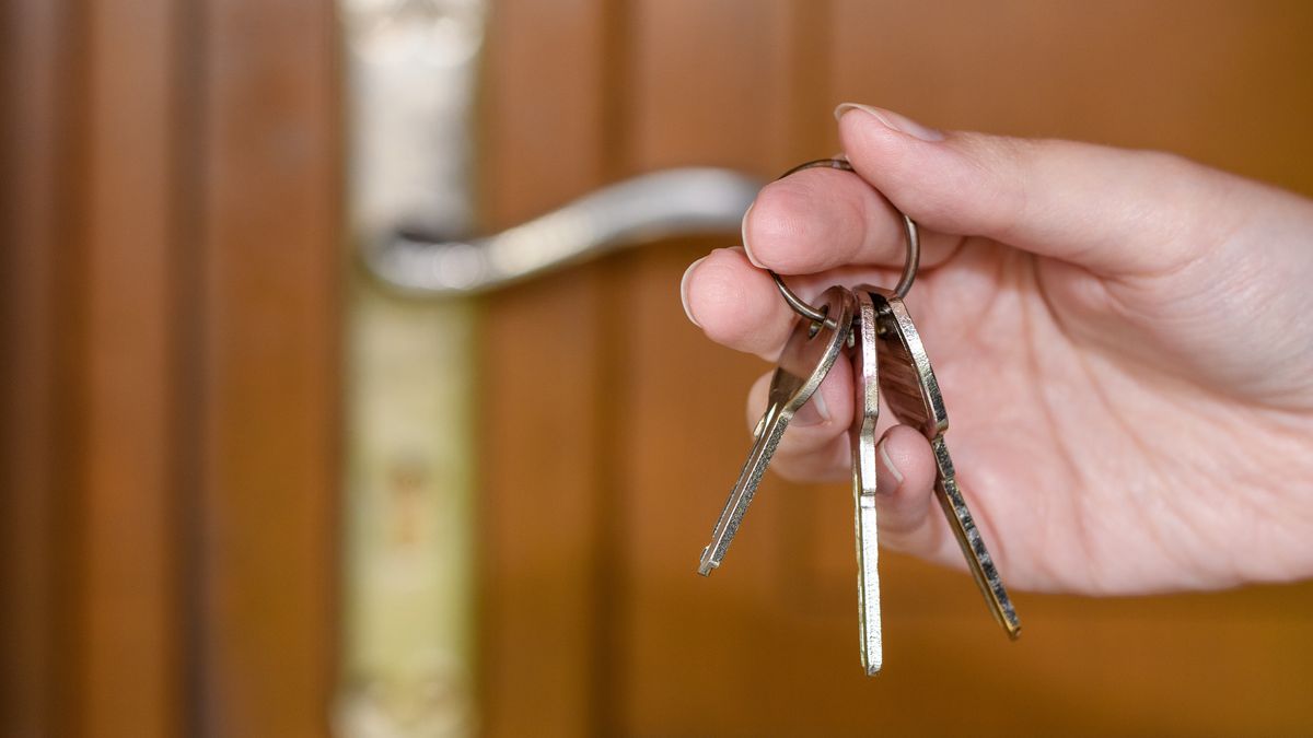 klucz, brelok, drzwi, klamka, dom, mieszkanie, lokal, zamek, kredyt, hipoteka, czynsz, deweloper, stopy procentowe, raty, agent, najemca, lokator, wynajem, student, akademik, problematyczny, wspolokator, najem krótkoterminowy, kwatera, wakacyjny, kradzież, kluczyki, umowa, nowy dom, apartament, powodzenie, kredyt mieszkaniowy, spadek, darowizna, wymiana, inwestor