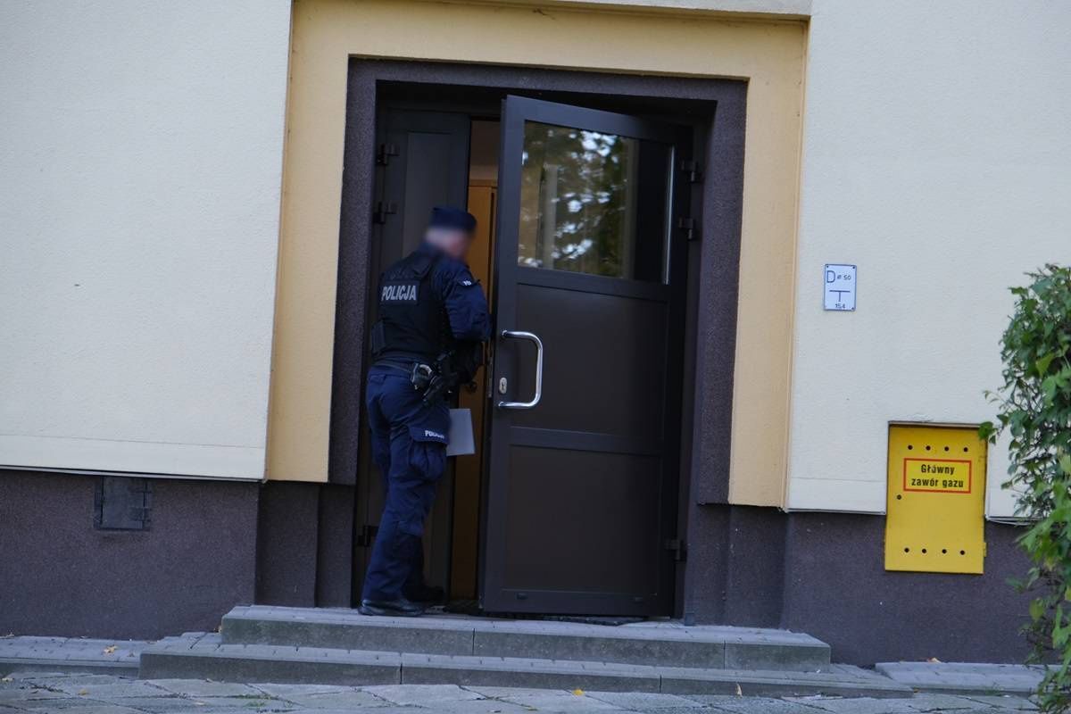 Policjanci interweniujący do zabójstwa kobiety w mieszkaniu przy Al. Racławickich
