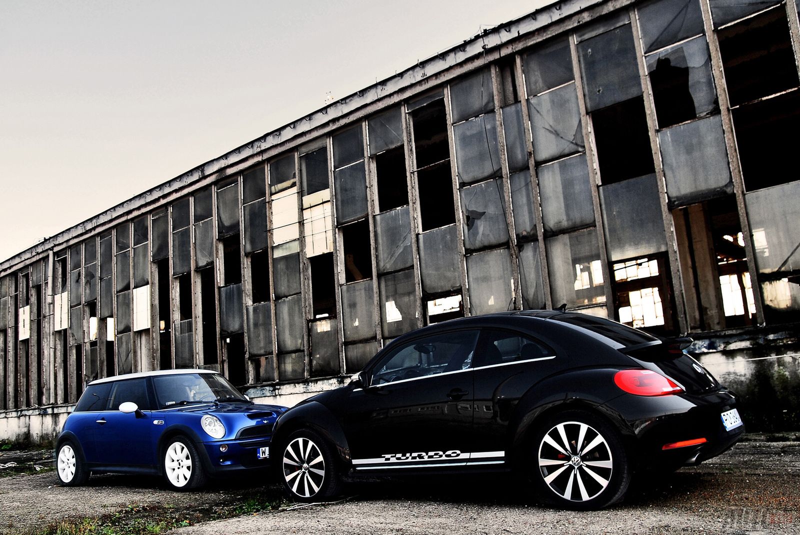 Volkswagen Beetle Sport 2,0 TSI DSG vs. Mini Cooper S