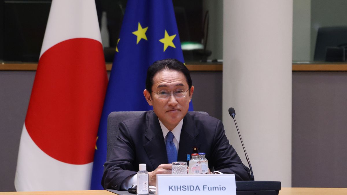 Na zdjęciu premier Japonii Fumio Kishida na tle flag unijnej i japońskiej