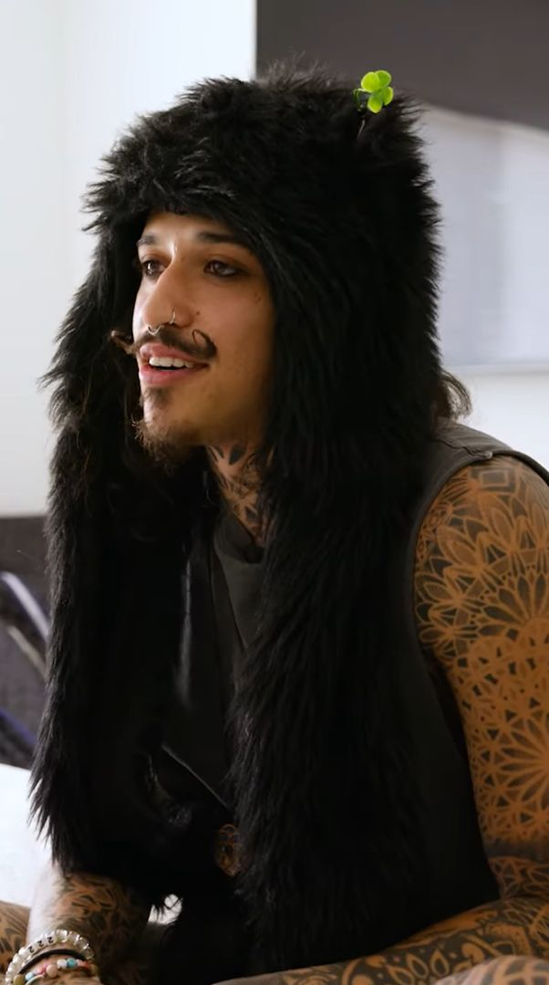 Ma 98% ciała pokryte tatuażami. Zakrył je dla matki