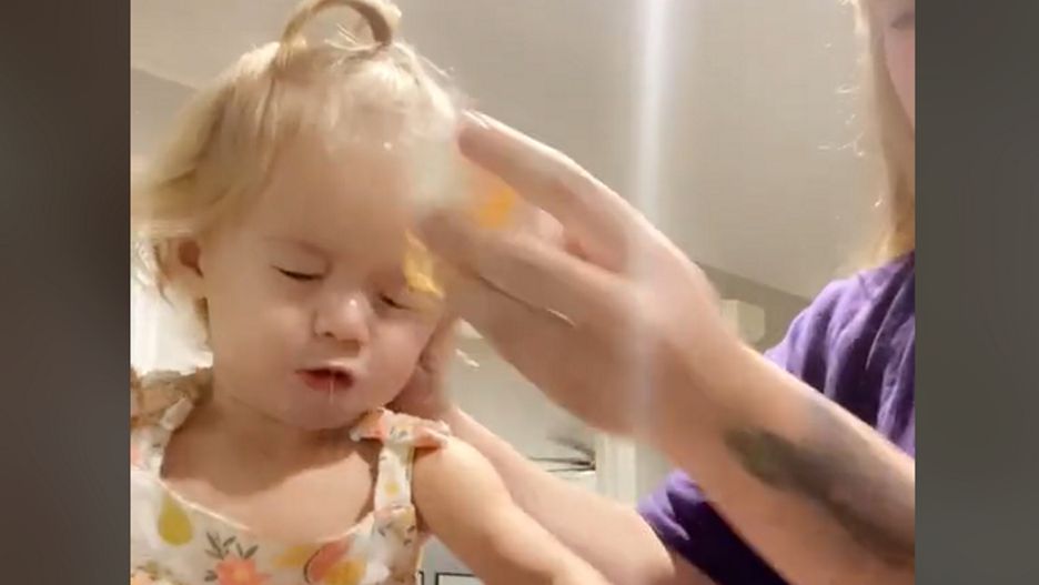 Nowa forma znęcania się nad dziećmi? Maluchy płaczą przez tiktokowe wyzwanie rodziców