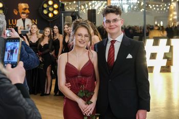 Lublin: Studniówka XIV LO. Piękne kreacje i szampańska zabawa