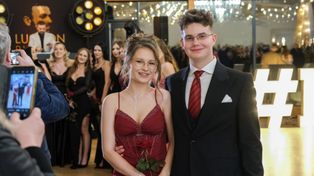 Lublin: Studniówka XIV LO. Piękne kreacje i szampańska zabawa