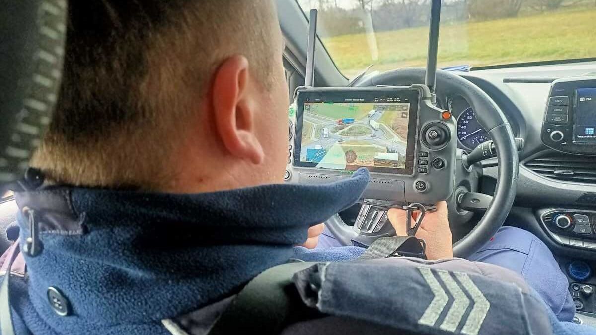 policjant, panel sterowania drona policyjnego