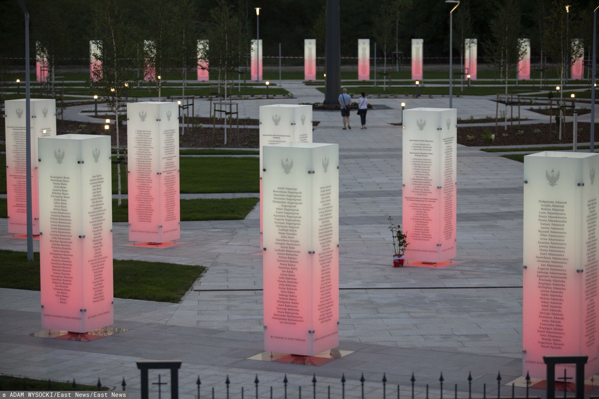 Park Pamięci Narodowej powstał w bezpośrednim sąsiedztwie Wyższej Szkoły Kultury Społecznej i Medialnej oraz Sanktuarium NMP Gwiazdy Nowej Ewangelizacji i Św. Jana Pawła II w Toruniu
