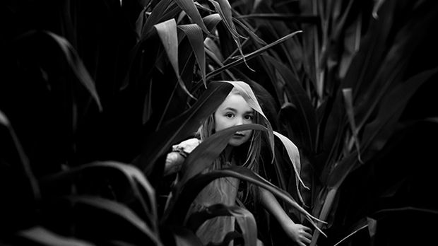 Nastrojowe zdjęcia z dzieciństwa sposobem na bliską więź matki i córki 1