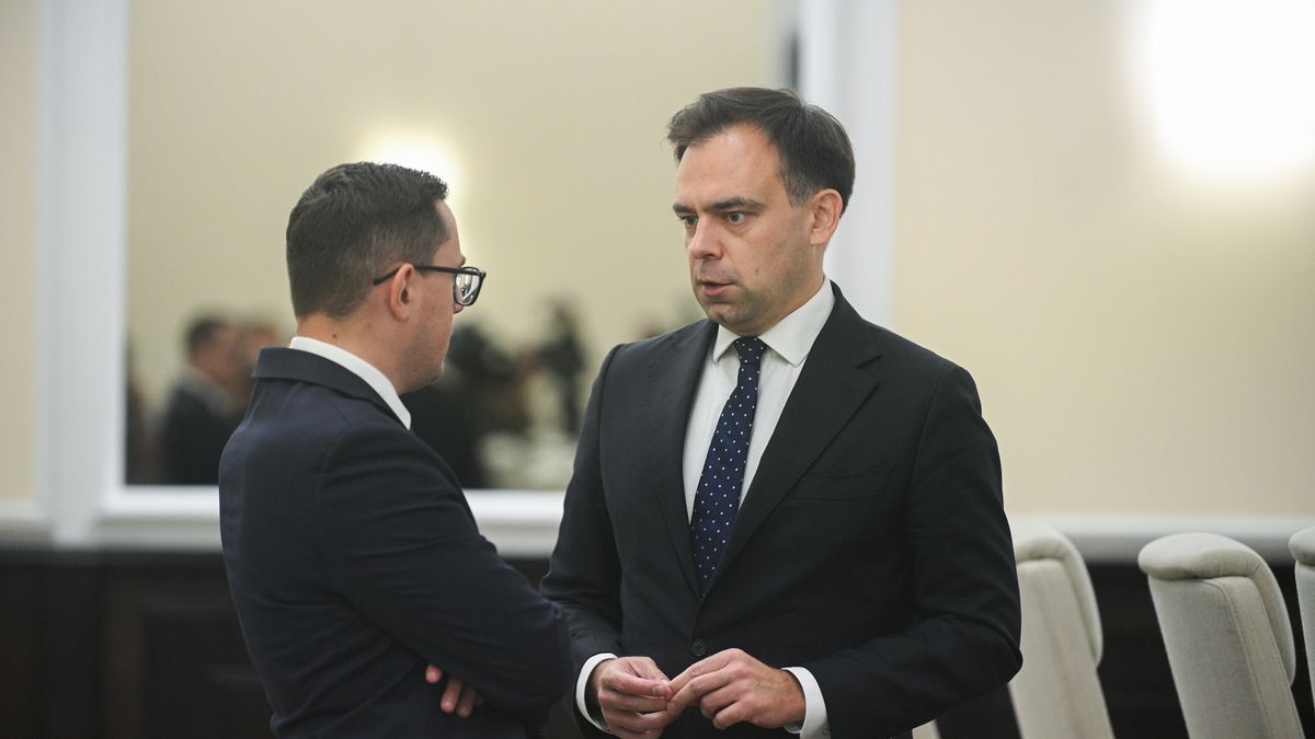 Warszawa, 19.08.2025. Minister energii Miłosz Motyka (L) oraz minister finansów i gospodarki Andrzej Domański (P) na posiedzeniu rządu w KPRM w Warszawie, 19 bm. Rząd zajmie się m.in. projektem surowszych kar za ataki na funkcjonariuszy i ratowników oraz projektem zaostrzającym kary za sprowadzenie zagrożenia pożarowego. (mr) PAP/Marcin Obara