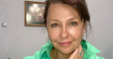 Anna Popek moczy nogi w misce. Tak odpoczywa po pielgrzymce