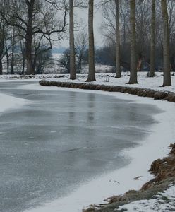 O krok od tragedii w Pińczowie. Pod 12-latkiem załamał się lód