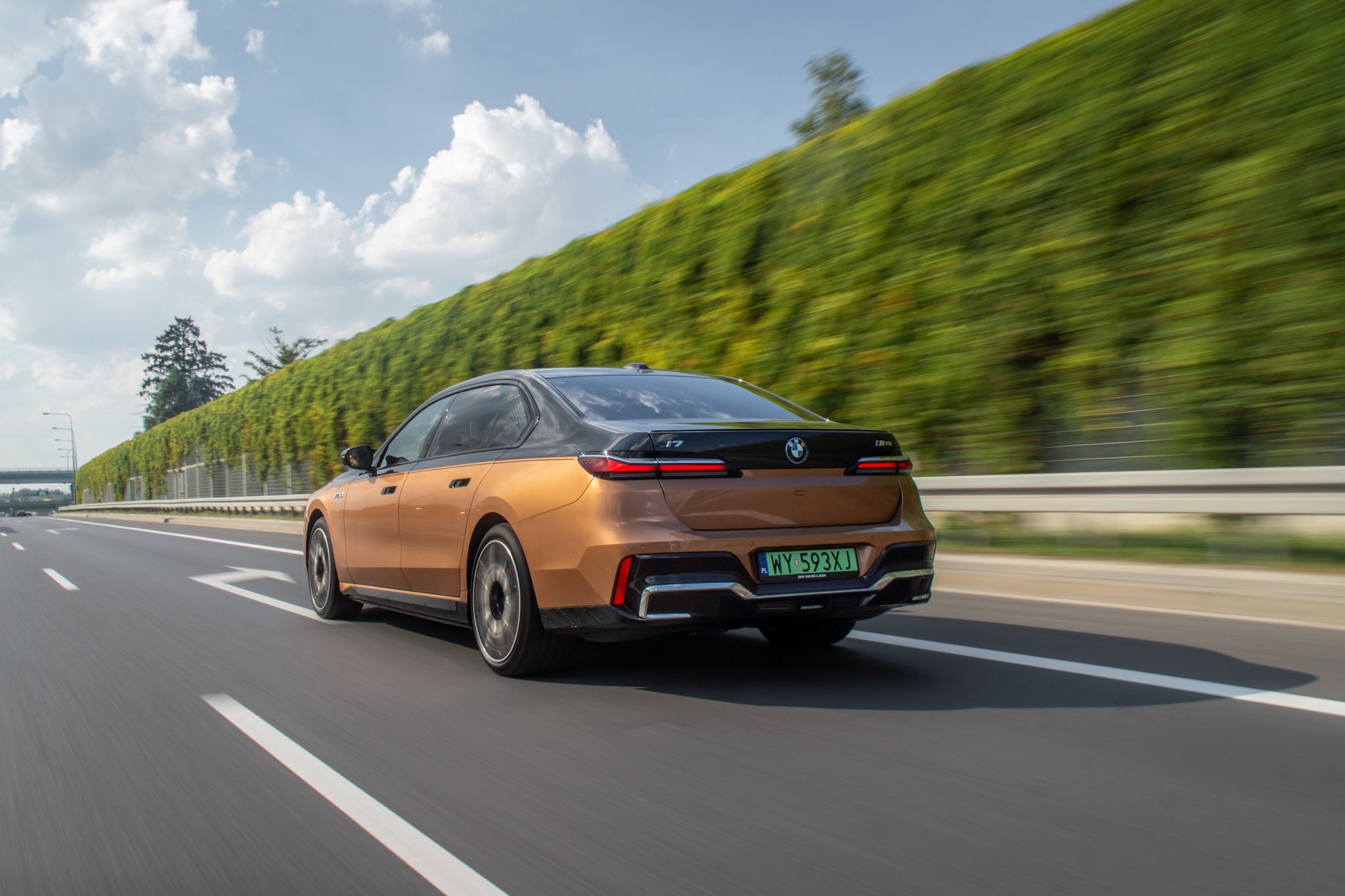 BMW i7 M70