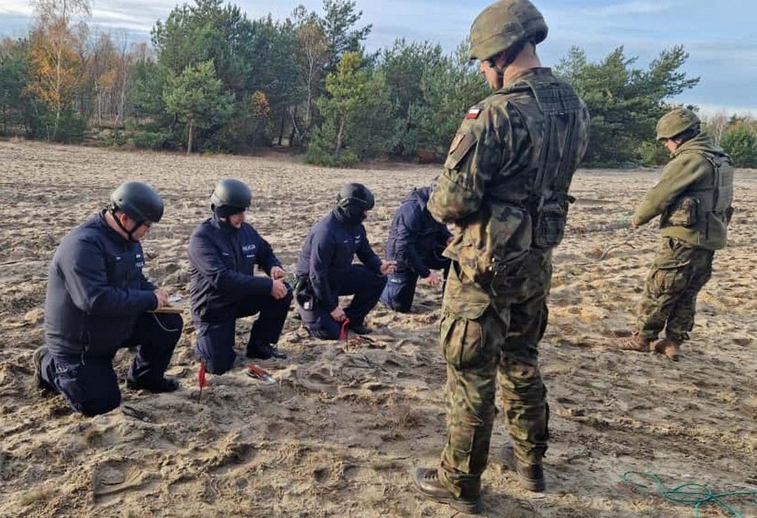 Warszawa: Ćwiczenia minersko-pirotechniczne policjantów i żołnierzy