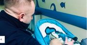 Warszawa. Policjanci fachowo przewijają. Porzucony maluch trafił pod opiekę mundurowych