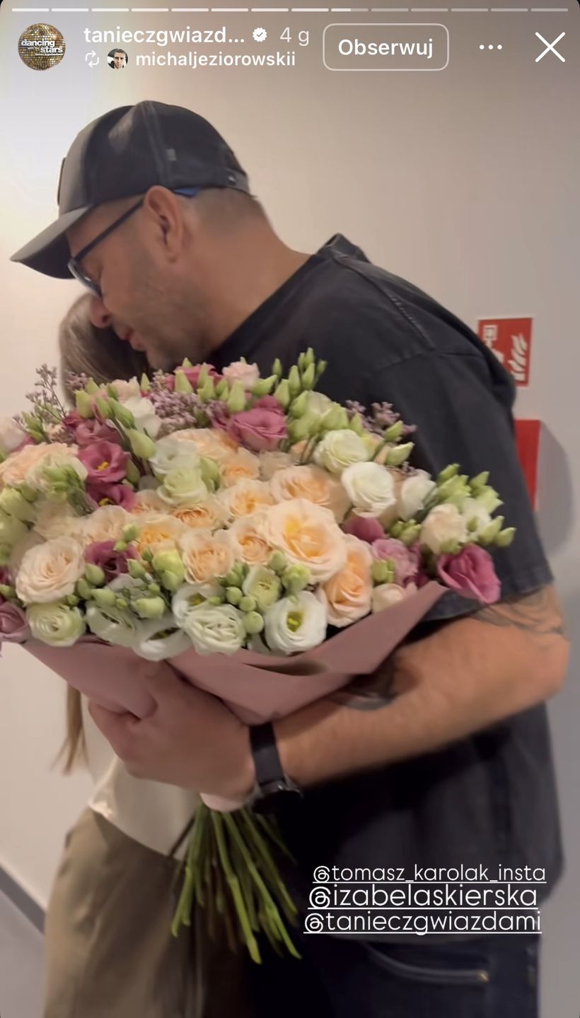 Tomasz Karolak obdarował Izabelę bukietem kwiatów