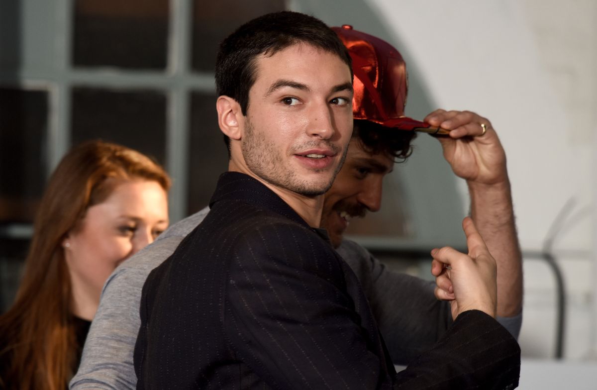 Ezra Miller dusił kobietę, innej groził śmiercią. Kariera aktora wisi na włosku