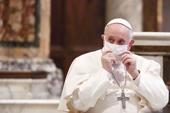 Papież Franciszek w maseczce ochronnej.