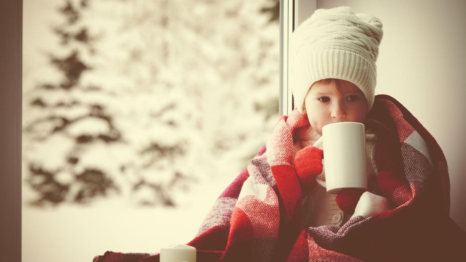 W celu rozgrzania organizmu można podać dziecku ciepły napój 