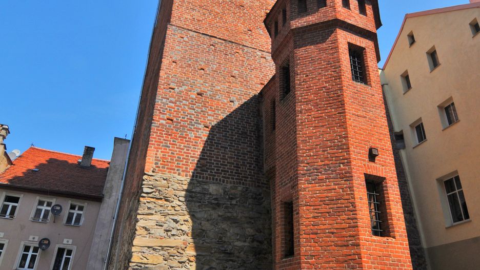 Krzywa wieża w Ząbkowicach Śląskich jest odchylona od pionu o ponad 2 m