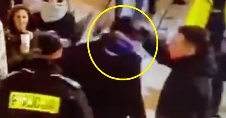 Zakopane. Policjantowi puściły nerwy. Nagranie z Krupówek obiegło media