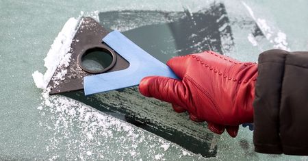 Stosuję patent od mechanika. Rano wszyscy skrobią szyby, a ja odjeżdżam