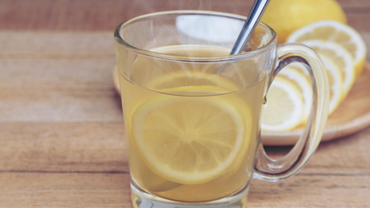 Kiedy pić ciepłą wodę z cytryną? Pora ma znaczenie