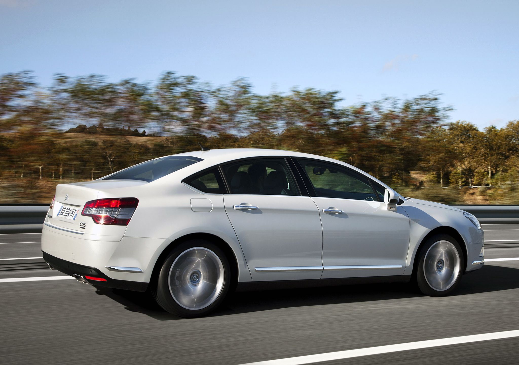 Citroen C5 to jedno z tych aut, które wręcz płyną po drodze. Ale nie bujają się.