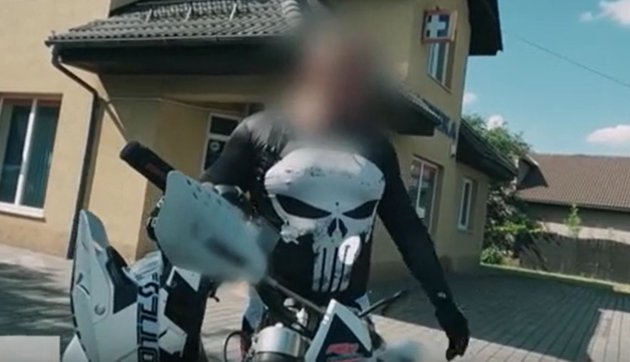 Policjant się zagotował. "To mój problem". Motocyklista nie odpuszczał
