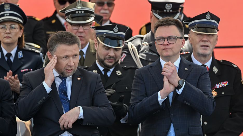 Warszawa, 04.05.2024. Minister spraw wewnętrznych i administracji Marcin Kierwiński (L) oraz marszalek Sejmu Szymon Hołownia (P) podczas centralnych obchodów Dnia Strażaka na Placu Marszałka Józefa Piłsudskiego w Warszawie, 4 bm. (jm) PAP/Radek Pietruszka
