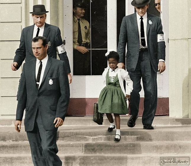Ruby Bridges była pierwszą Afroamerykanką, która uczęszczała do szkoły podstawowej dla białych (1960).