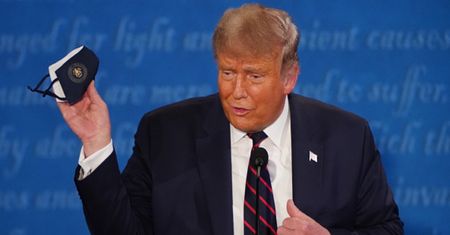 Te słowa wychodzą mu dziś bokiem. Zobacz, co Trump zrobił z maseczką