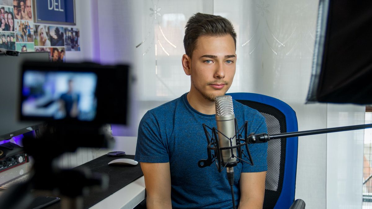 Youtuber z mikrofonem