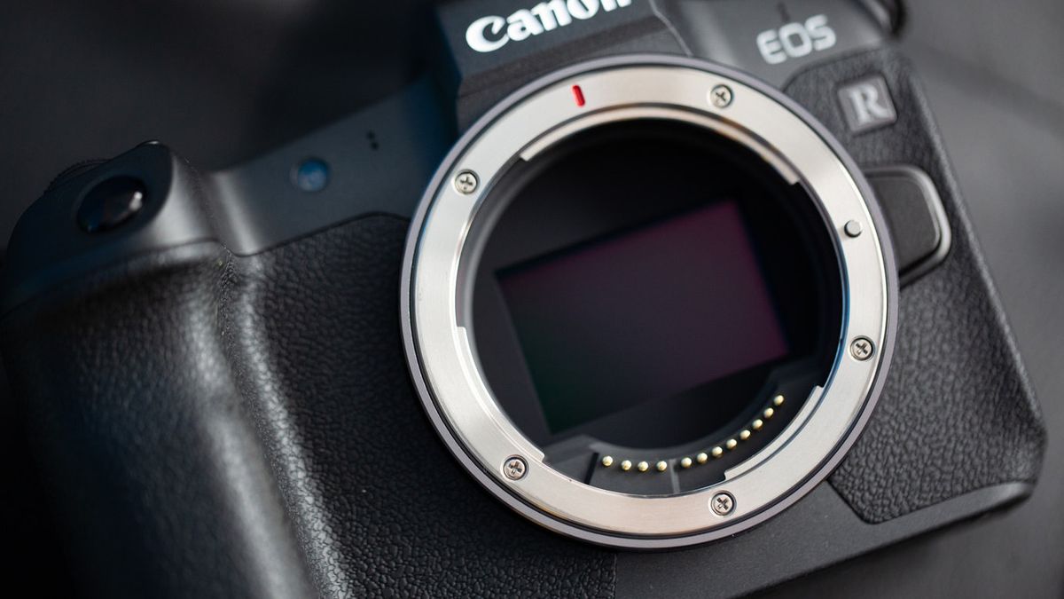 Hybrydowy bagnet Canon RF/EF może mieć ruchomą matrycę. Wiesz dlaczego? 1