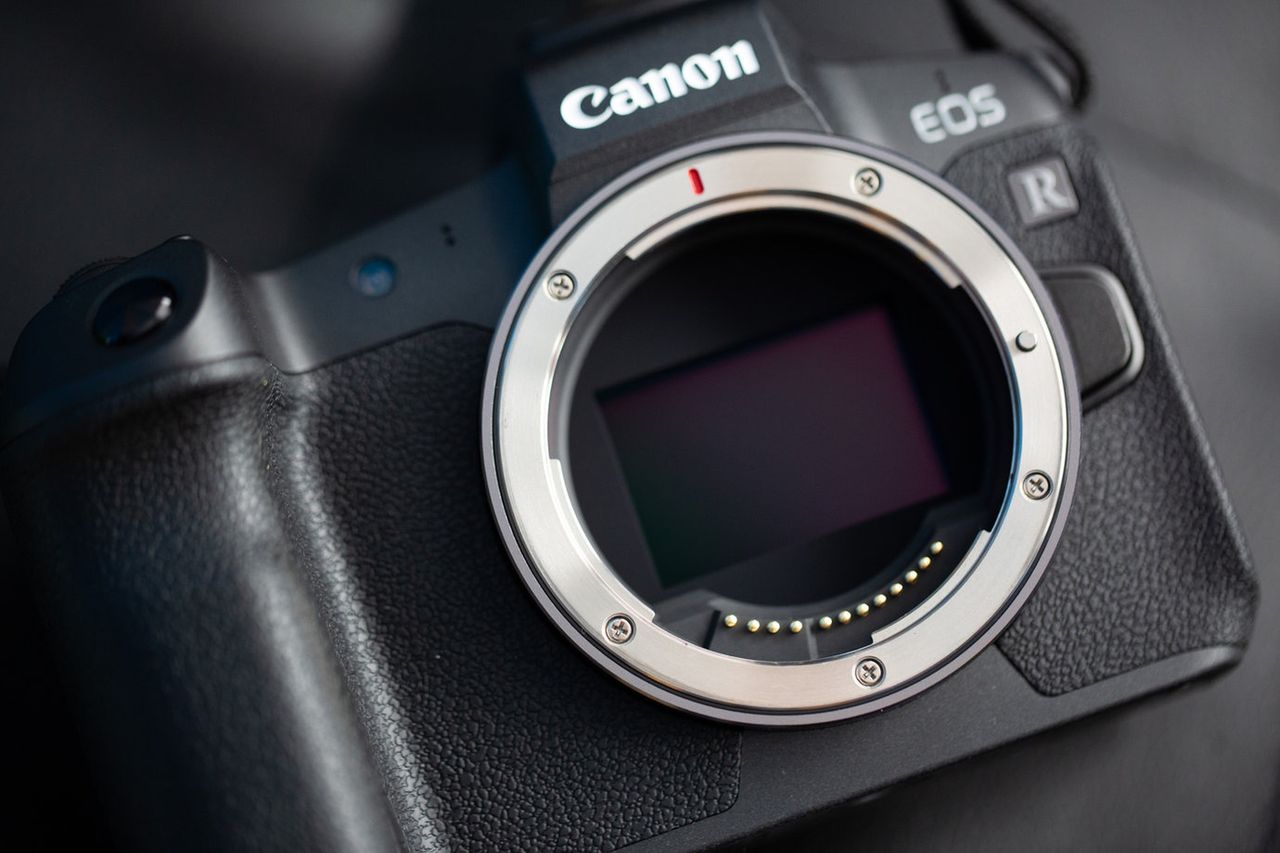 Hybrydowy bagnet Canon RF/EF może mieć ruchomą matrycę. Wiesz dlaczego?