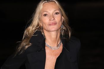 Wyglądała inaczej niż zwykle. Kate Moss zaskoczyła na pokazie w Paryżu