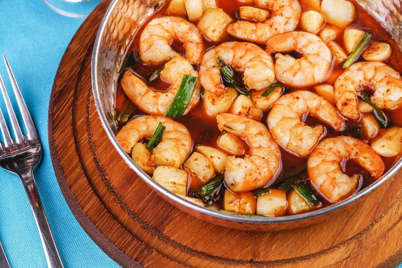 Działają jak afrodyzjak. Banalnie prosty przepis na pieczone krewetki z chili