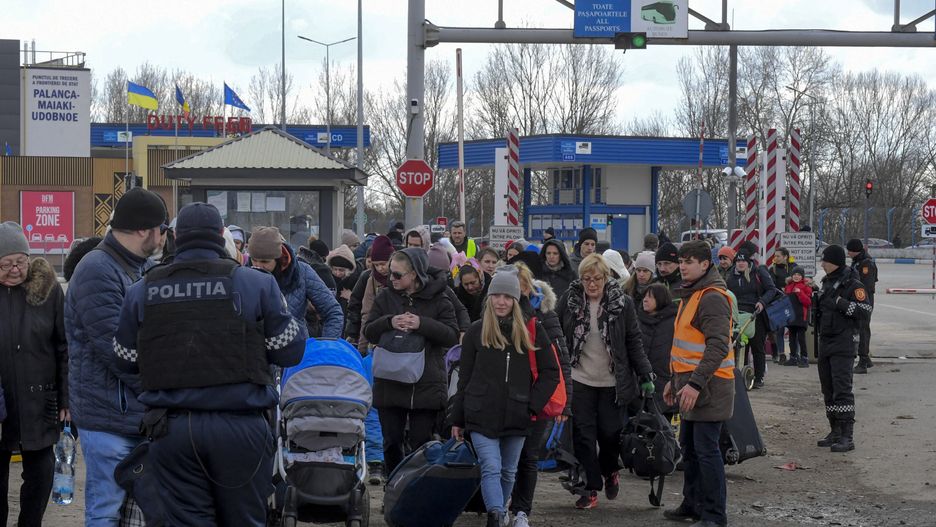 epa09805654 Refugees from Ukraine cross the border with Moldova in Palanca, Moldova, 06 March 2022. Russian troops entered Ukraine on 24 February for a 'special military operation,' leading to a massive exodus of Ukrainians to neighboring countries as well as internal displacements.  EPA/CIRO FUSCO Dostawca: PAP/EPA.