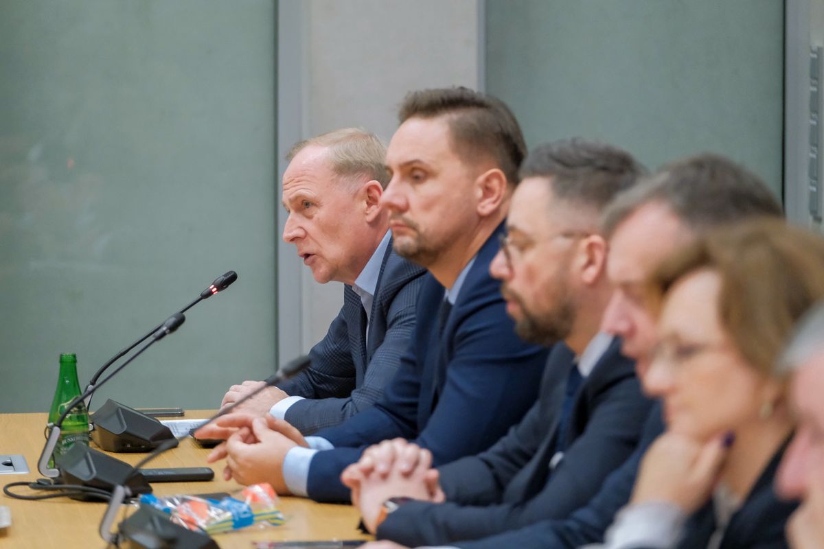 Wiceprzewodniczący komisji, poseł KO Czesław Mroczek oraz poseł Lewicy Paweł Krutul podczas posiedzenia sejmowej komisji obrony narodowej w Sejmie 