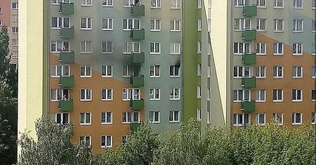 Pożar mieszkania w bloku przy ul. Kurantowej. Zapaliła się lodówka [FOTO]