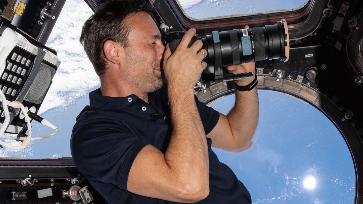 Sławosz Uznański-Wiśniewski w module obserwacyjnym Cupola