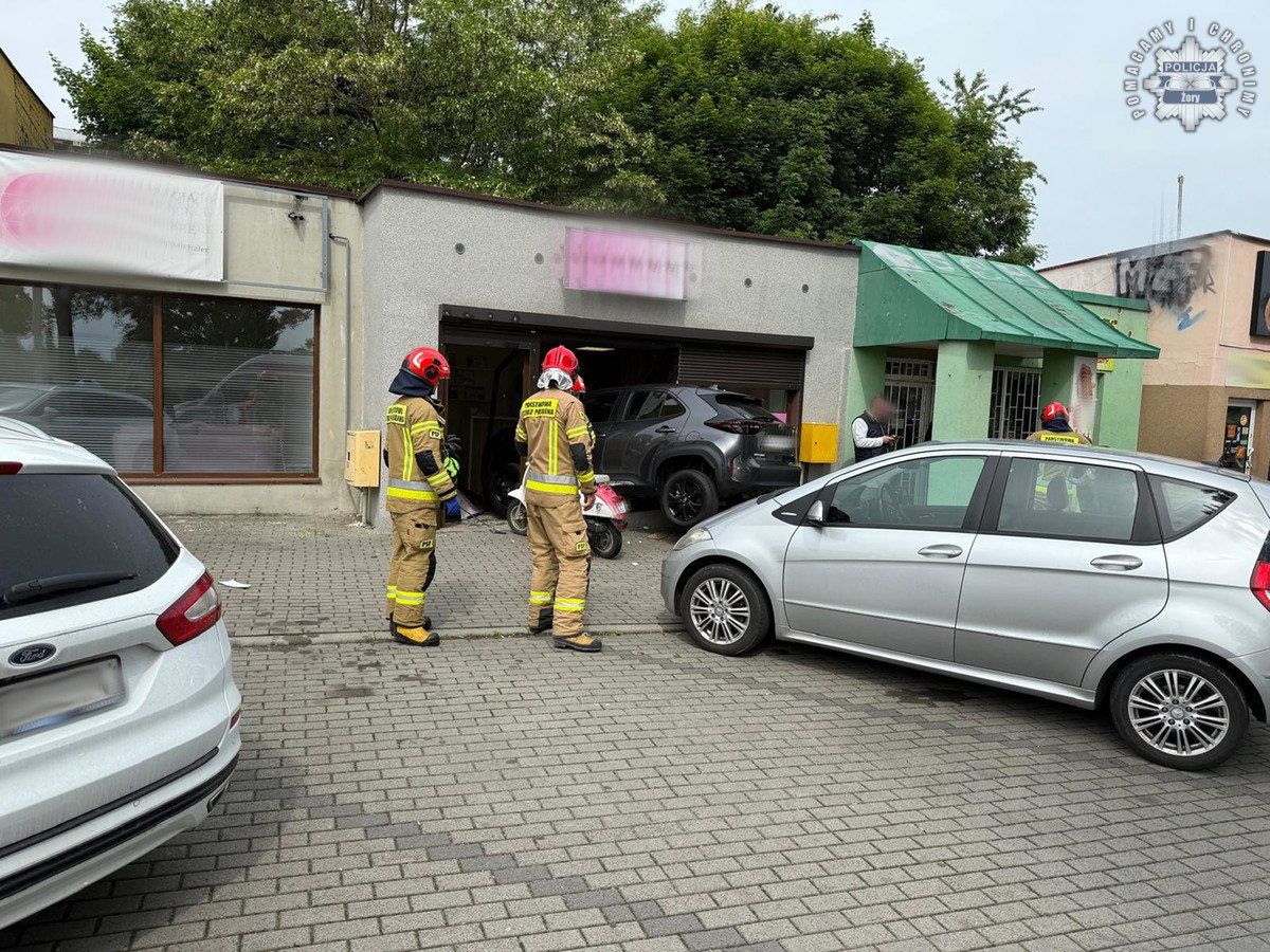 Fot. Licencjodawca. Samochód wjechał w salon kosmetyczny
