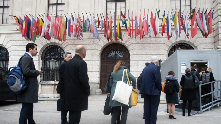 Zgromadzenie Parlamentarnego OBWE w Wiedniu
Participants of the winter conference of the Organization for Security and Co-operation in Europe (OSCE) line up for the security check-in in front of the Hofburg Palace in Vienna, Austria, on February 23, 2023. - In their first trip to the EU since Moscow's invasion of Ukraine, Russian MPs are due at an international OSCE meeting despite sanctions and a planned boycott by Kyiv. EU member Austria said it would not bar the Russian delegation from the meeting, citing its legal obligation as host to the OSCE seat. The OSCE was founded in 1957 to foster relations between the Western and Eastern blocs and its current 57 members include NATO countries and allies of Moscow. (Photo by Alex HALADA / AFP)
ALEX HALADA