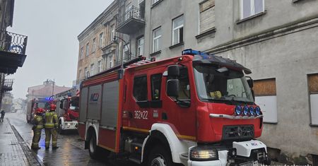 Akcja strażaków przy ul. Tumskiej. Doszło do pożaru w mieszkaniu na drugim piętrze