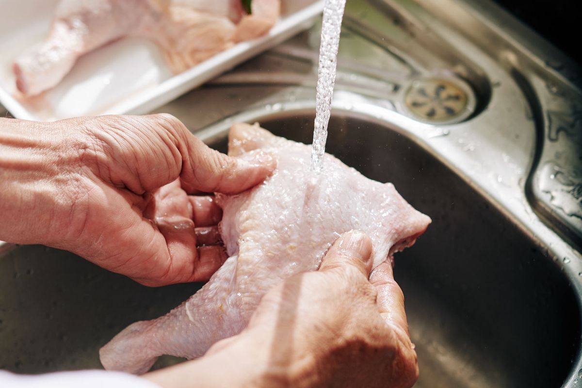 Pierwszą czynnością jaką wielu z nas wykonuje podczas przyrządzania specjałów z drobiu czy wieprzowiny jest dokładne płukanie mięsa