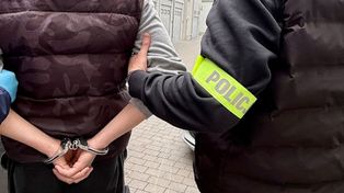 Gdańsk: 19-latek wyrwał znak drogowy i rozbił nim kwiatomat