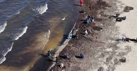 Szaleństwo na plaży w Mikoszewie. Można znaleźć prawdziwe skarby