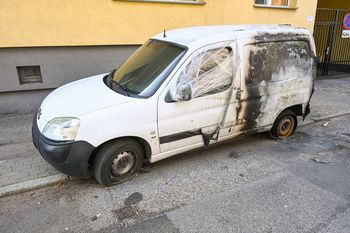 Spalony samochód od tygodni stoi na bydgoskim Okolu. Wiemy, kiedy wrak zostanie usunięty